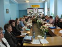 Всі уважно слухають